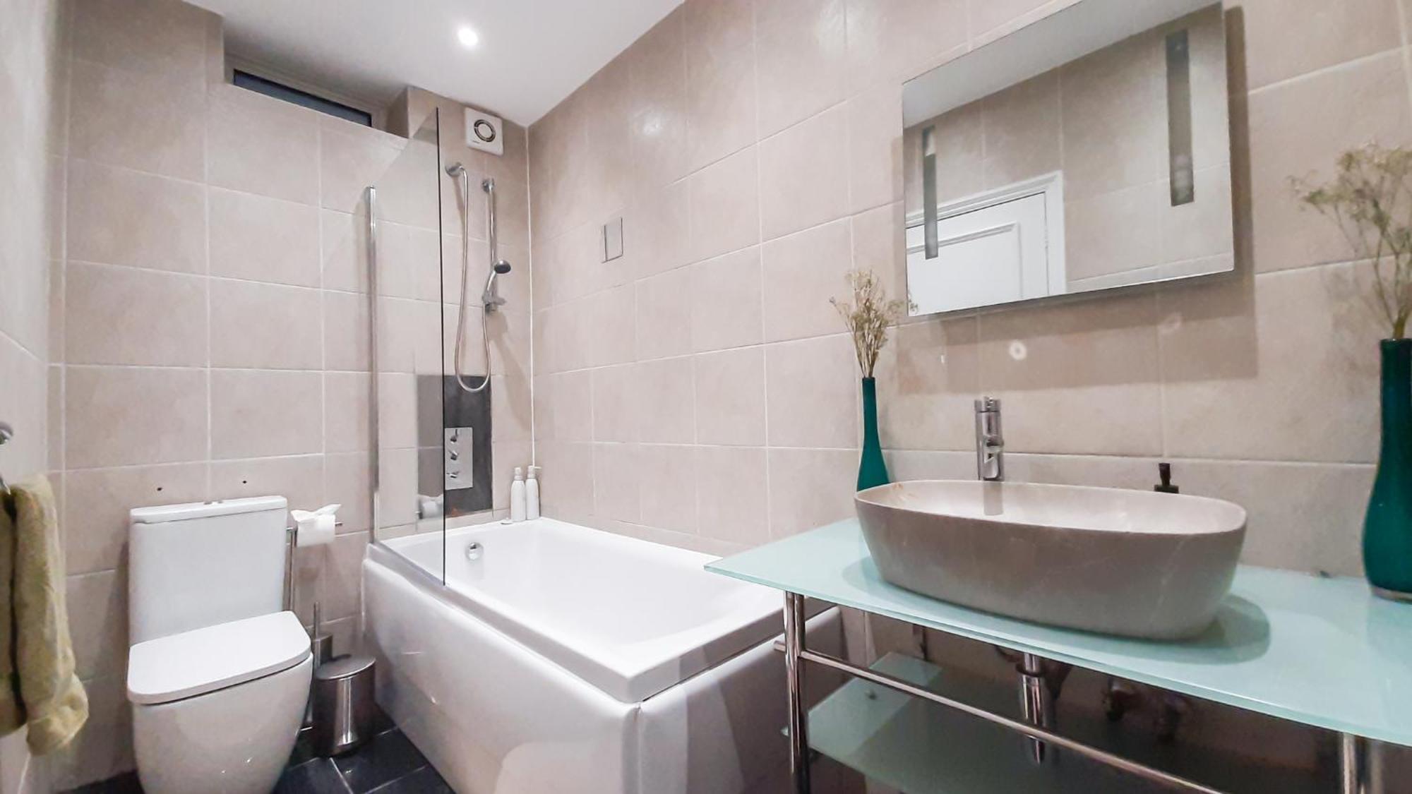 Enchanting 3 Bedroom Flat * Лондон