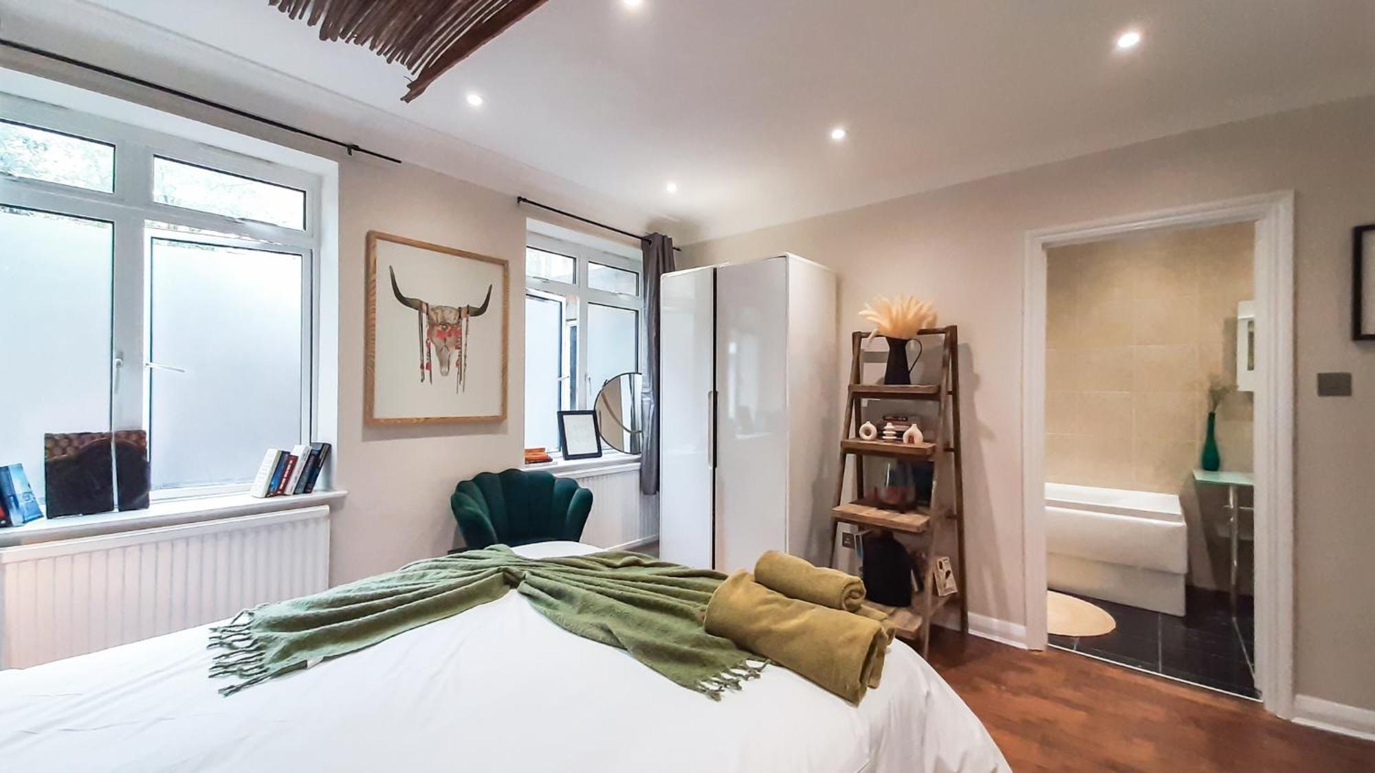 Enchanting 3 Bedroom Flat Лондон
