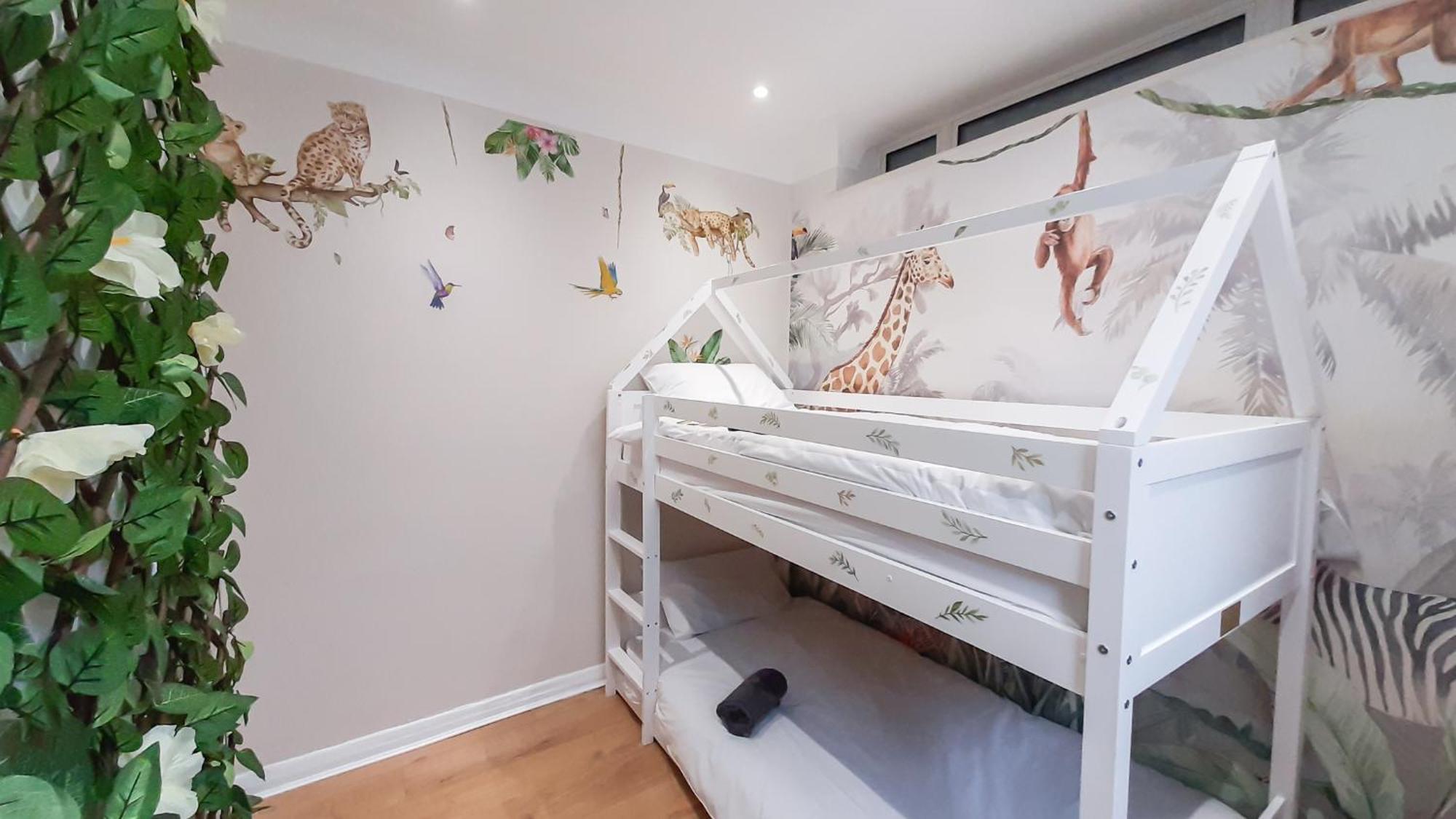 Апартаменты Enchanting 3 Bedroom Flat *
