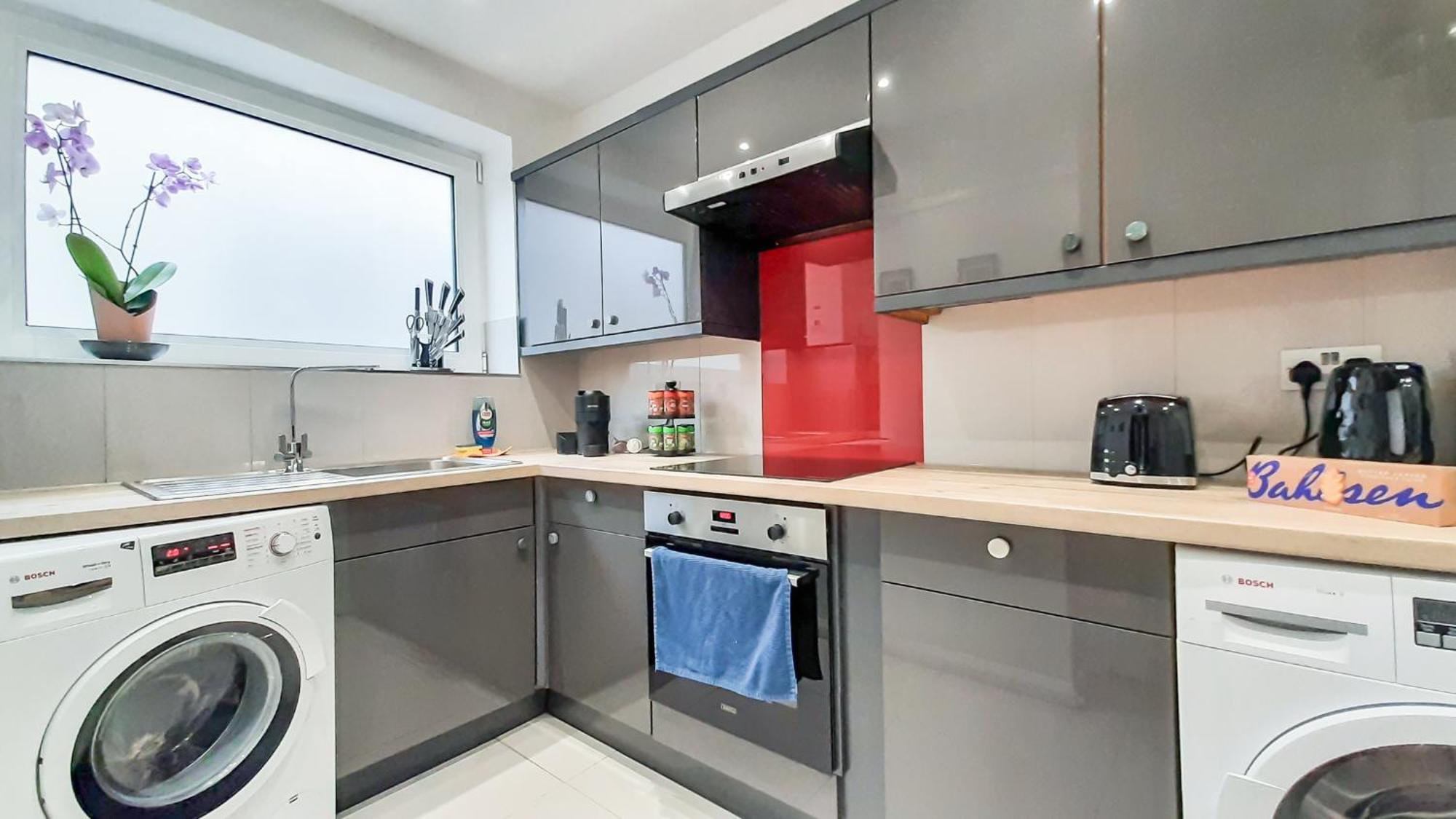 Апартаменты Enchanting 3 Bedroom Flat